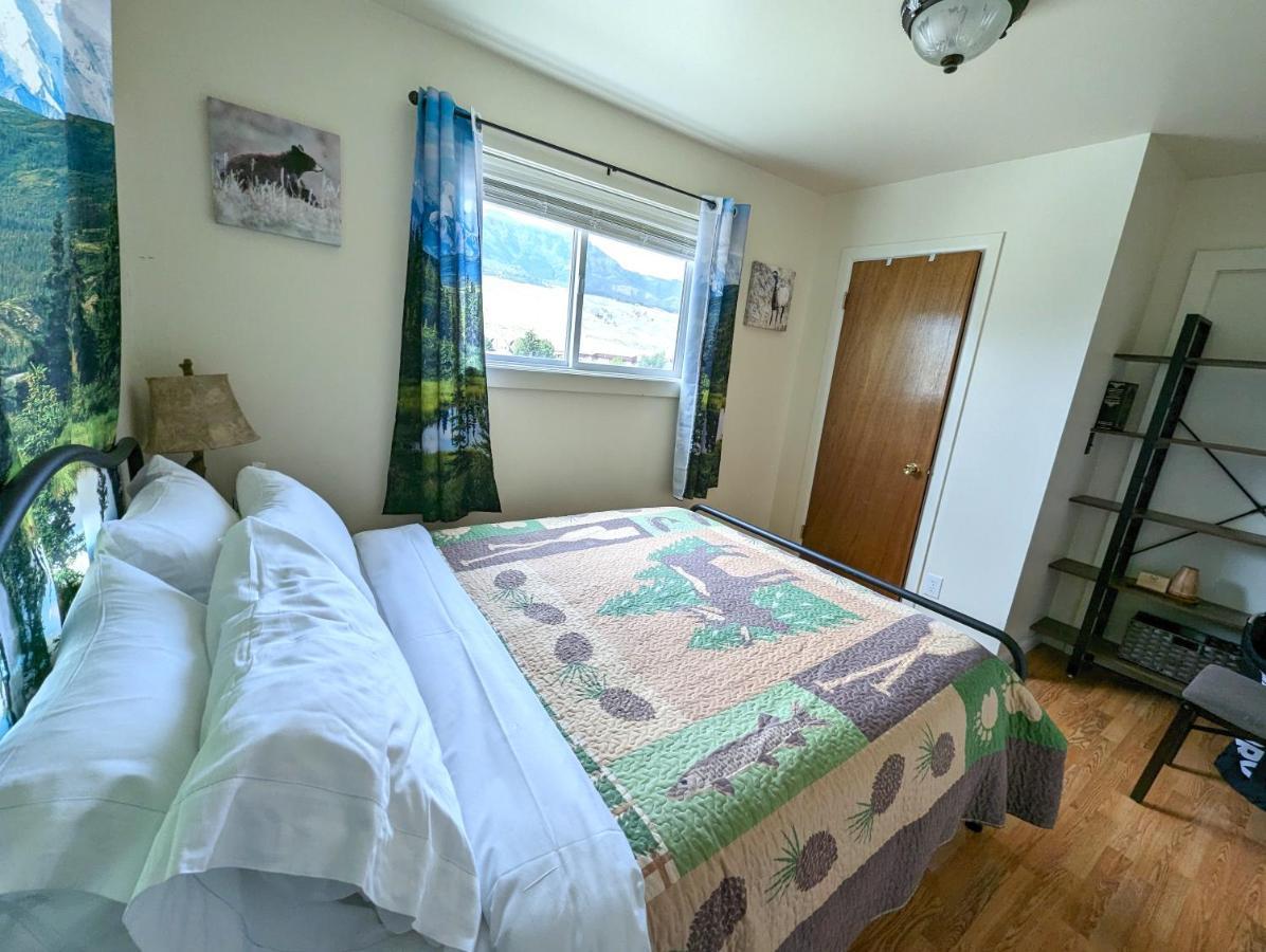 Yellowstone Treasure Guesthouses On The River Gardiner Exterior foto
